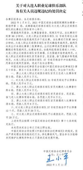 在全新发布的定档海报中，猪鸟为了生存组成;塑料联盟来到冰封的新岛屿上，他们集体穿上御寒的厚重羽绒服，准备深入敌后阻止神秘反派的邪恶计划